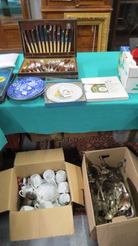 Lot de vaisselle, métal argenté, assiettes commémorative Elisabet...