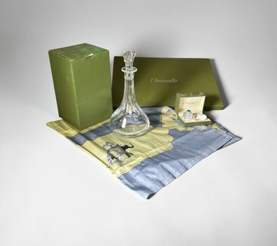 une boîte verte et un vase en verre posés sur une table