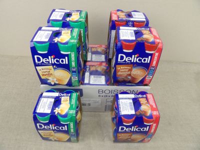 Plusieurs boîtes de Delicaal sont empilées les unes sur les autres