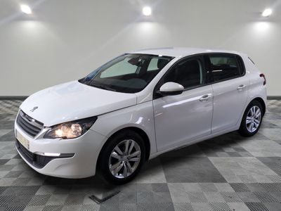 la voiture blanche est garée sur un sol en damier dans le garage