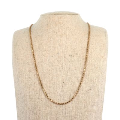 un collier à chaîne en or sur un mannequin mannequin mannequin mannequin mannequin mannequin mannequin mannequin mannequin mannequin