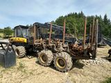 un tracteur garé sur le bord de la route