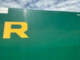 un panneau vert et jaune sur le côté d'un immeuble
