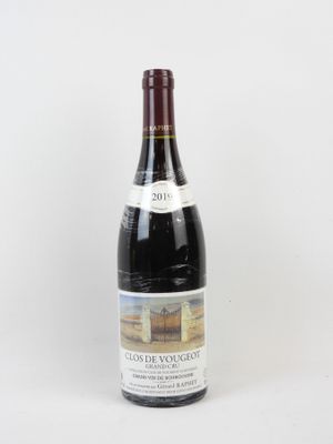 une bouteille de vin posée sur une table