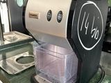 une machine à café posée sur un comptoir dans une cuisine