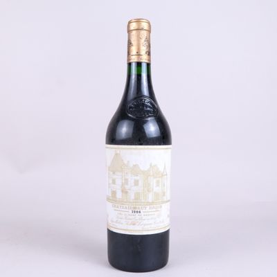 une bouteille de vin posée sur une table blanche