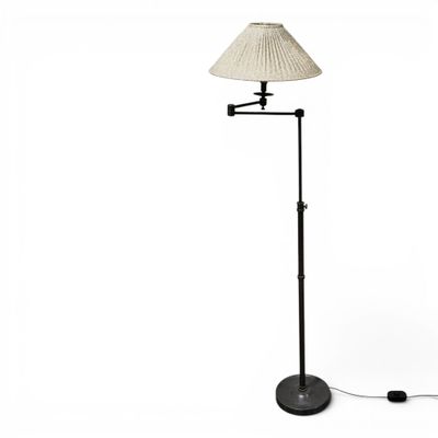 une image représentant un lampadaire muni d'un abat-jour