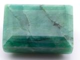 gros plan d'une pierre d'émeraude verte sur une surface blanche