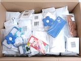un carton rempli de gadgets électroniques et d'autres objets