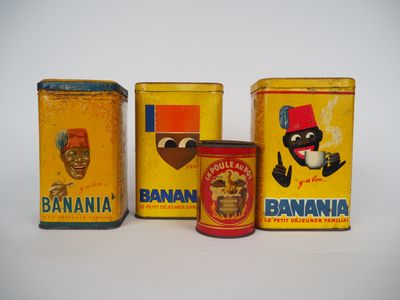 trois boîtes de bananes sont posées les unes à côté des autres sur une surface blanche