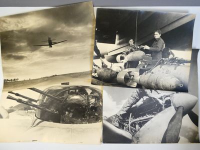 trois photos en noir et blanc d'hommes assis devant un avion