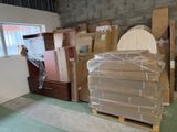 de nombreux cartons empilés sur une palette