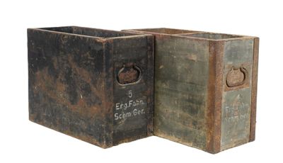 deux vieux livres posés l'un à côté de l'autre