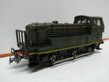 un petit train sur une surface blanche avec un fond blanc
