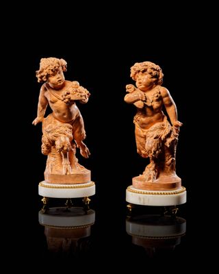une paire de figurines sculptées représentant des chérubins, sur des socles en marbre