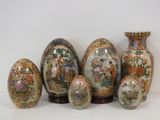 cinq vases aux motifs variés, disposés les uns à côté des autres