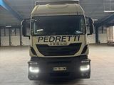 un camion qui est garé à l'intérieur d'un bâtiment