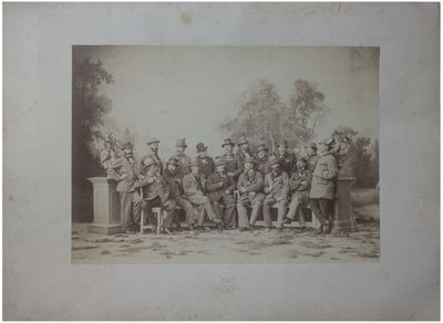 une vieille photo montrant un groupe d'hommes en uniforme posant pour une photo
