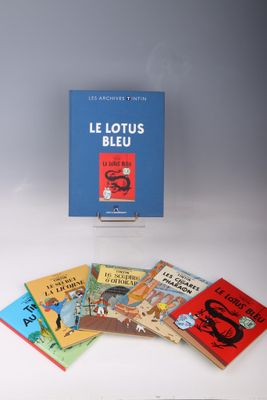 La petite boîte bleue contient une collection de livres pour enfants, dont un livre illustré représentant un chat et un