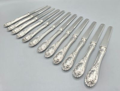 huit fourchettes et cuillères en argent plaqué, posées sur un fond blanc
