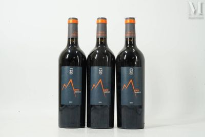 trois bouteilles de vin rouge posées sur une table blanche