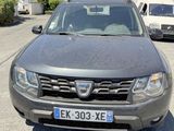 une voiture noire garée dans un parking