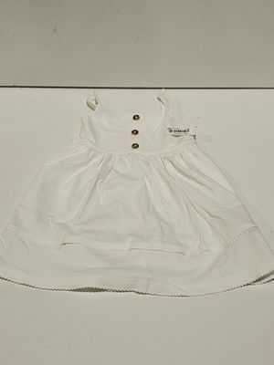 une robe blanche posée sur une surface blanche