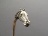 une bague en argent surmontée d'une tête de cheval