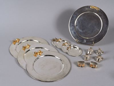 Lot comprenant 4 assiettes de présentation, 4 dessous de bou…