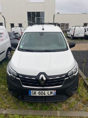 l'avant d'une camionnette blanche garée dans un parking