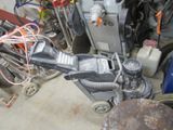 une machine posée à même le sol dans un garage