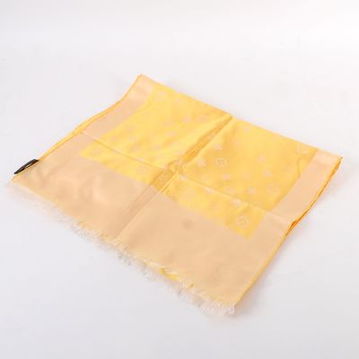 une image représentant une écharpe jaune sur un fond blanc