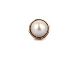 un gros plan d'une bague en perle sur fond blanc