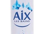 un gros plan d'un flacon de lotion posé sur une surface blanche