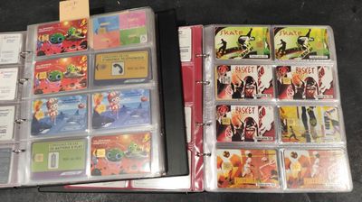 beaucoup de CD rangés dans un classeur posé sur la table