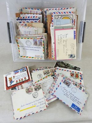 Monde Une boîte contenant plusieurs centaines de lettres mod…