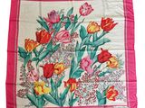 une image représentant une écharpe rose et jaune ornée de tulipes