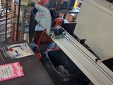 une machine posée sur une table dans une pièce