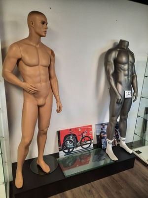 deux mannequins exposés dans une vitrine