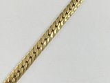 un bracelet en or orné d'un motif de serpent