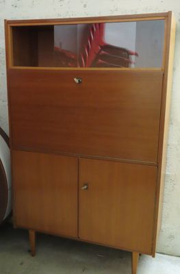 une armoire en bois surmontée d'un miroir