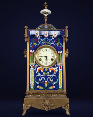 une horloge posée sur une table