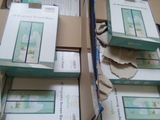 plusieurs boîtes d'appareils électroniques sont empilées les unes sur les autres