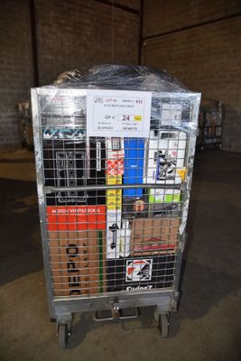 un chariot métallique contenant tout un tas de cartons