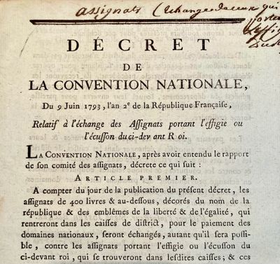 un vieux livre sur lequel figurent des inscriptions et l'image d'une horloge