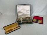 une boîte de couverts et une boîte de cuillères en bois