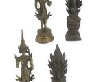 trois figurines en bronze représentant un personnage et un oiseau sur fond blanc