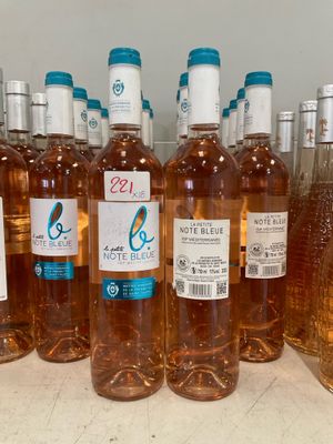 plusieurs bouteilles de vin sont alignées sur un comptoir