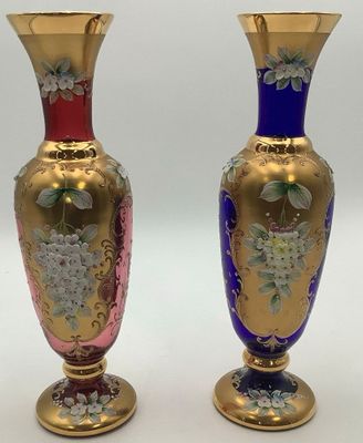 paire de vases ornés de motifs floraux, l’un sur fond doré et l’autre sur fond bleu