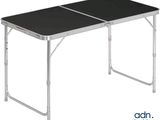 un gros plan d'une table pliante avec un plateau noir